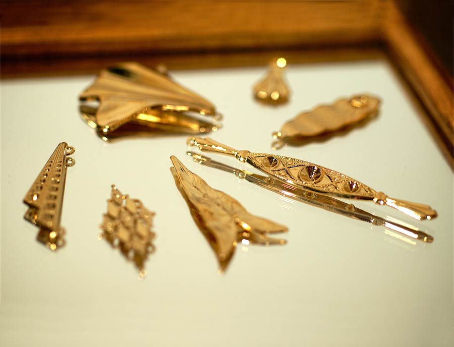 Bijoux-fantaisie-de-créateur-en-or-artisanal-vendu-en-ligne-fait-à-Paris