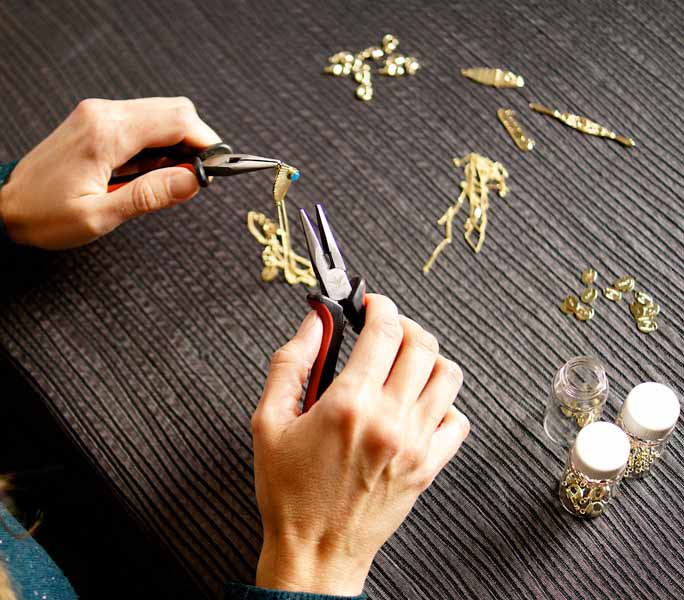 Bijoux-fantaisie-de-créateur-artisanal-pour-femme-fabriqué-à-Paris-en-France