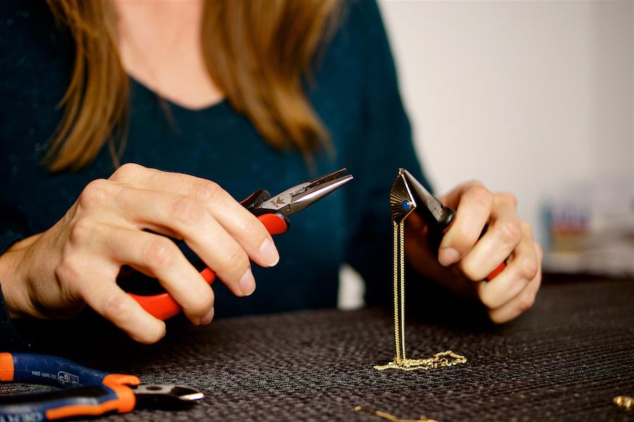 Créatrice-de-bijoux-de-créateur-fantaisie-fait-à-la-main-en-ligne-à-Paris