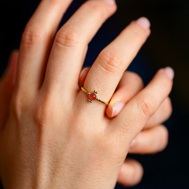 Bague-fine-rouge-bijoux-fantaisie-de-créateur-pierre-fait-à-la-main2