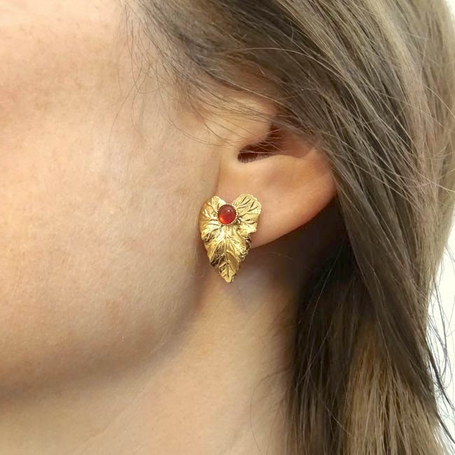 Handmade-customed-gold-earrings-for-woman-with-red-gemstone-made-in-France