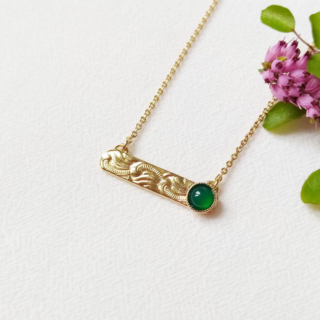 Collier-avec-une-pierre-naturelle-verte-bijoux-de-créateur-fantaisie-fait-à-la-main-à-Paris