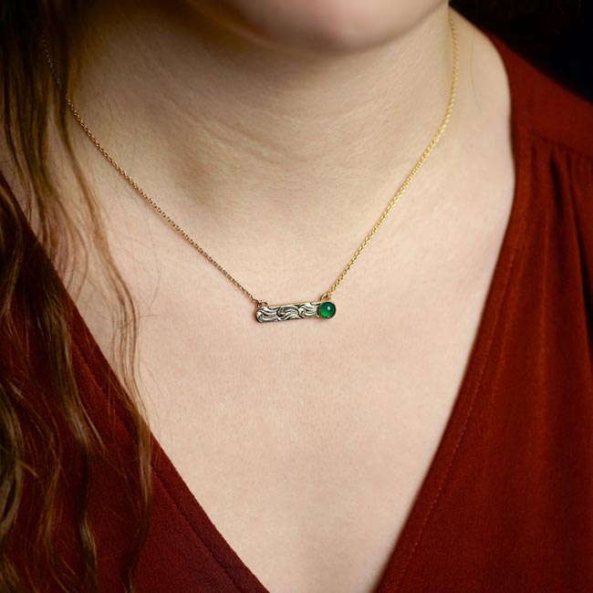 Collier-avec-une-pierre-naturelle-vert-bijoux-de-créateur-fantaisie-fait-à-la-main-à-Paris2