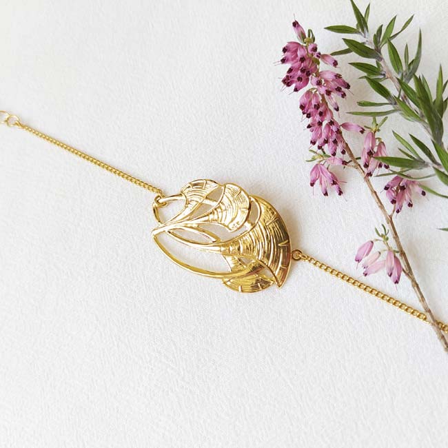 Handmade-gold-plated-bracelet-for-women-with-a-leaf-finding-made-in-France