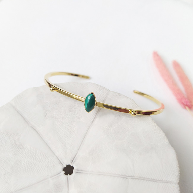 Handmade-gold-plated-bangle-bracelet-for-women-with-green-gemstone-made-in-France