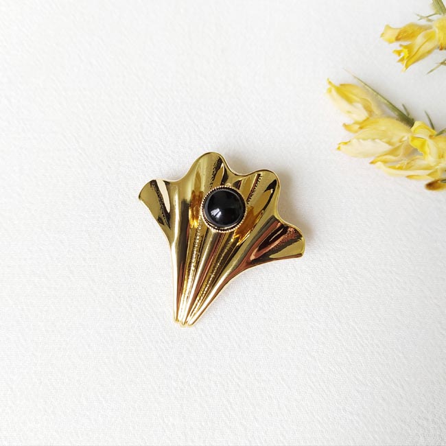 Handmade-gold-plated-brooch-for-women-with-a-black-agate-gemstone-made-in-France