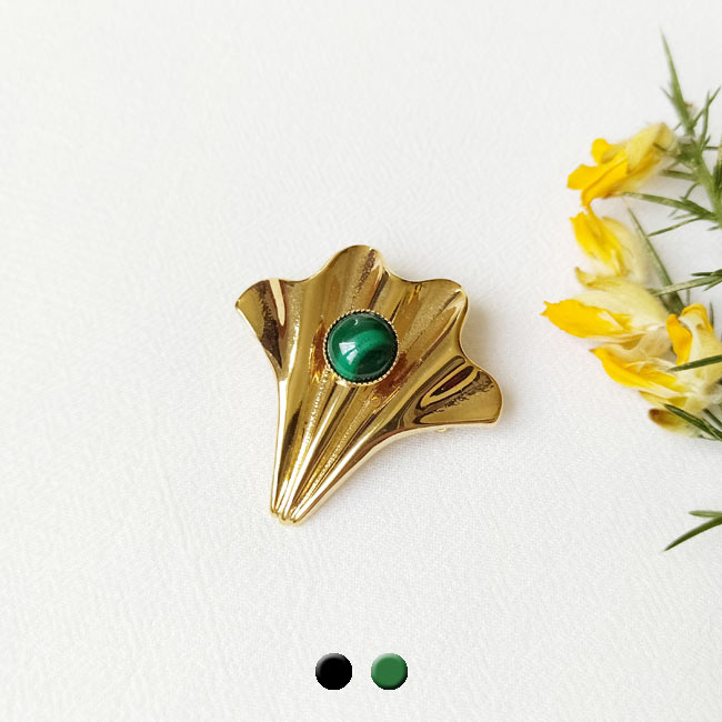 Bijoux-fantaisie-de-créateur-broche-doré-pierre-verte-fait-main