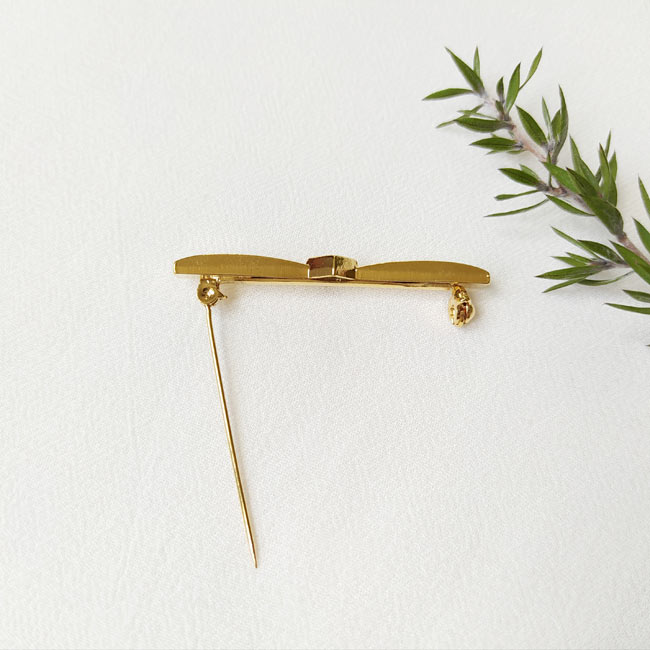 Handmade-gold-plated-brooch-for-women-rwith-enamel-bowtie-made-in-France
