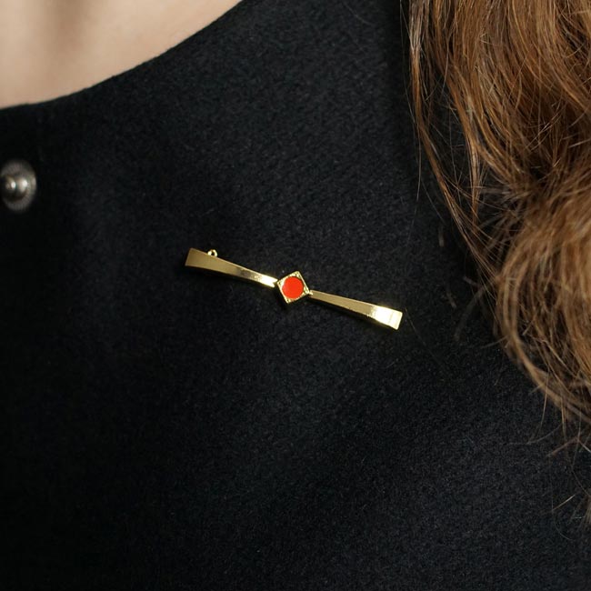 Bijoux-fantaisie-de-créateur-broche-doré-noeud-rouge-fait-main