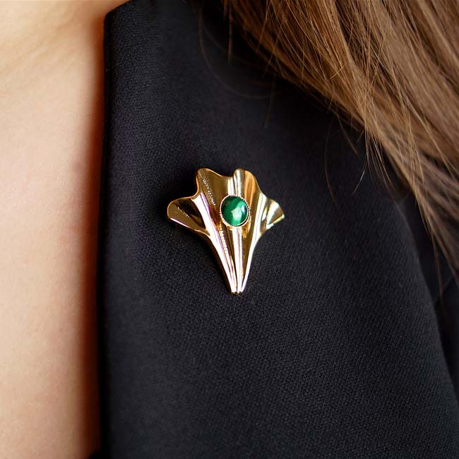 Handmade-gold-plated-brooch-for-women-with-a-green-gemstone-made-in-France