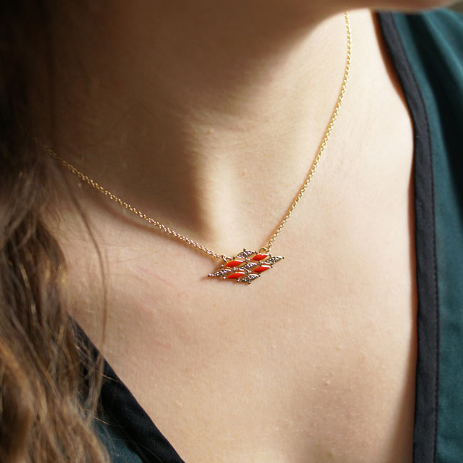 Bijoux-fantaisie-de-créateur-collier-email-rouge-fait-à-Paris
