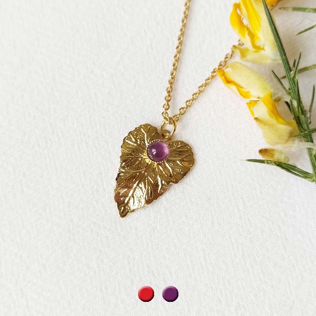 Handmade-gold-plated-necklace-for-women-leave-with-an-amethyst-gemstone-made-in-France