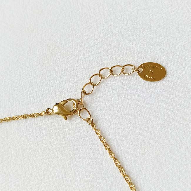 Handmade-gold-plated-neckplace-for-women-with-a-pendant-made-in-France