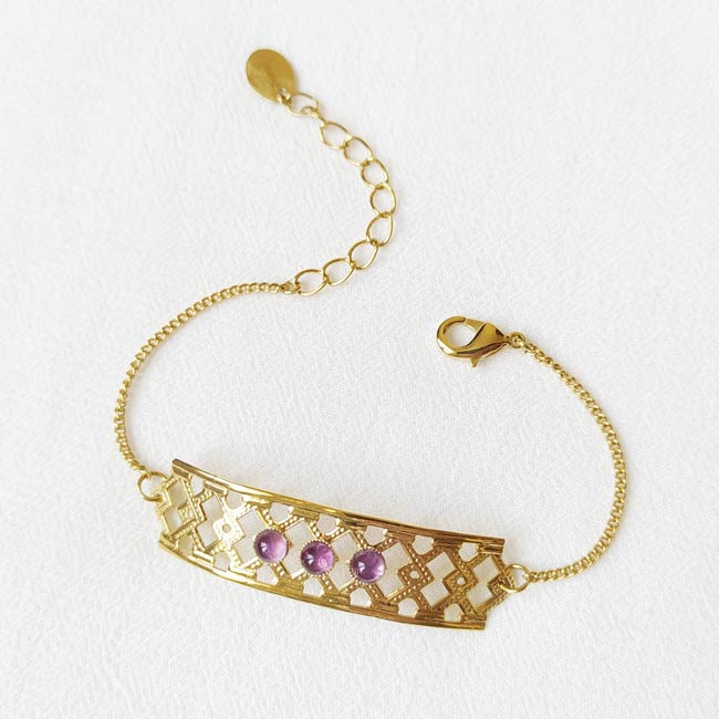 Handmade-customed-adjustable-gold-bracelet-for-woman-with-a-purple-gemstone-made-in-France