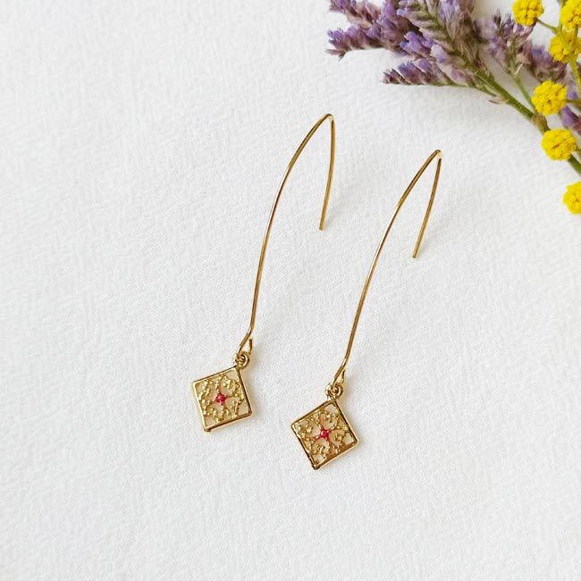 Bijoux-de-créateur-fantaisie-boucles-d-oreilles-fine-email-rouge-dorée-à-l-or-fin