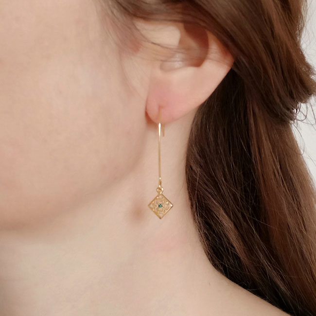 Handmade-gold-plated-earrings-for-woman-with-green-enamel-made-in-Paris
