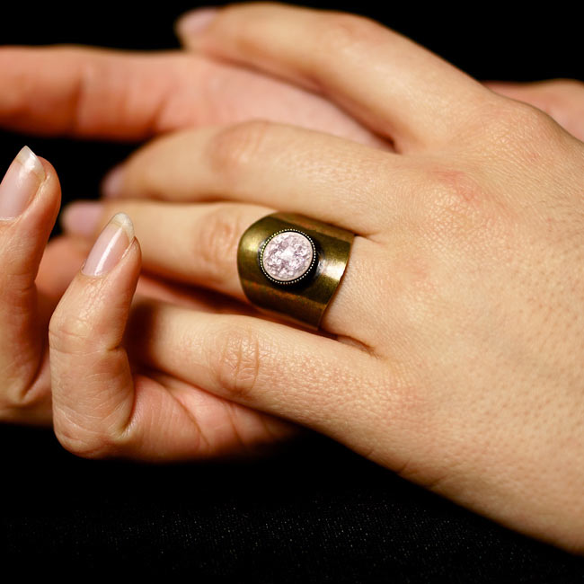 Handmade-bronze-adjustable-ring-for-women-with-ceramic-bead-mauve-made-in-France