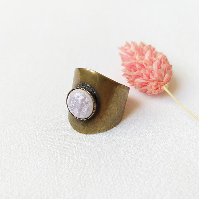 Handmade-bronze-adjustable-ring-for-women-with-ceramic-bead-mauve-made-in-Paris-France