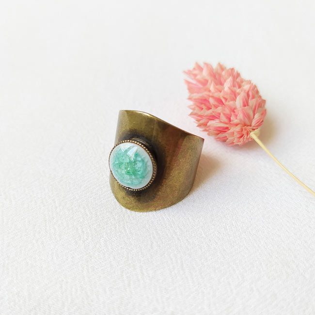 Handmade-bronze-adjustable-ring-for-women-with-green-ceramic-bead-made-in-France