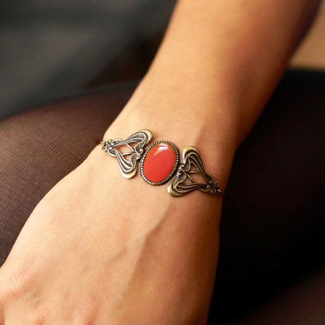 Bracelet-bronze-de-créateur-fantaisie-rouge-fait-main-à-Paris