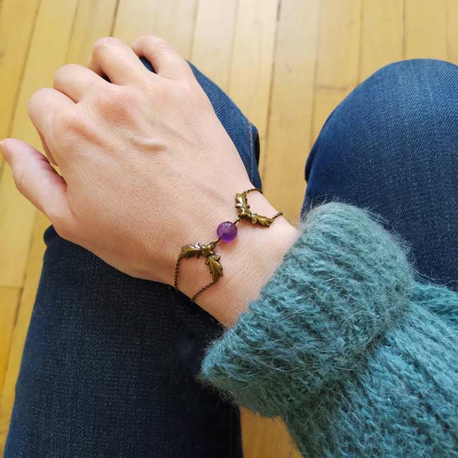 Bracelet-fantaisie-de-créateur-bronze-pierre-améthyste-fait-main-à-Paris