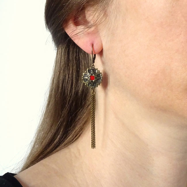 Handmade-antique-brass-bronze-earrings-for-women-with-red-enamel-made-in-France