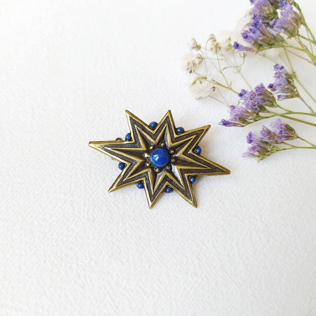 Handmade-bronze-brooch-for-women-with-a-star-and-blue-enamel-made-in-France