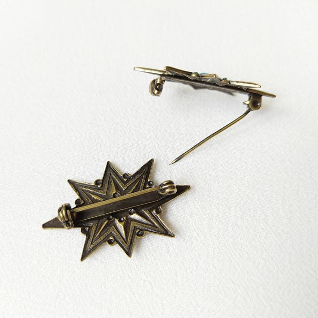 Handmade-bronze-brooch-for-women-with-a-star-and-turquoise-enamel-made-in-France