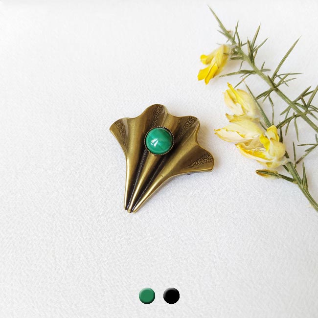 Handmade-bronze-brooch-with-a-green-malachite-gemstone-made-in-France
