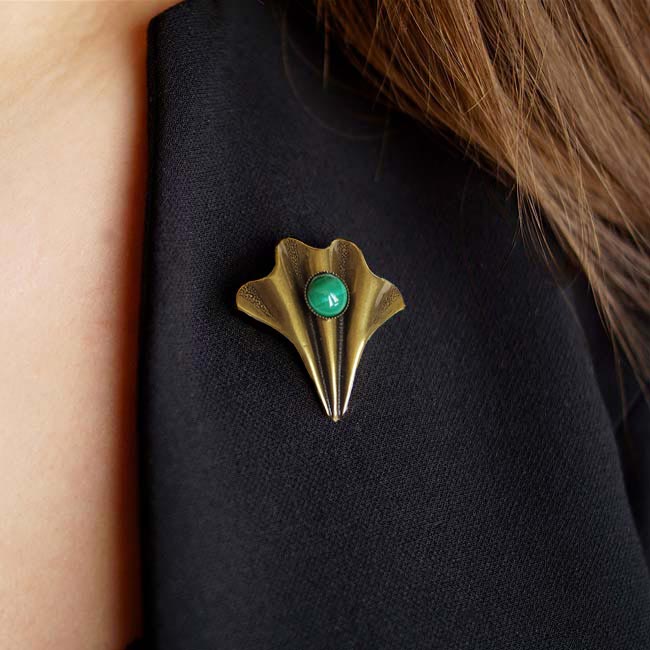 Broche-bronze-fantaisie-de-créateur-pierre-verte-fait-main