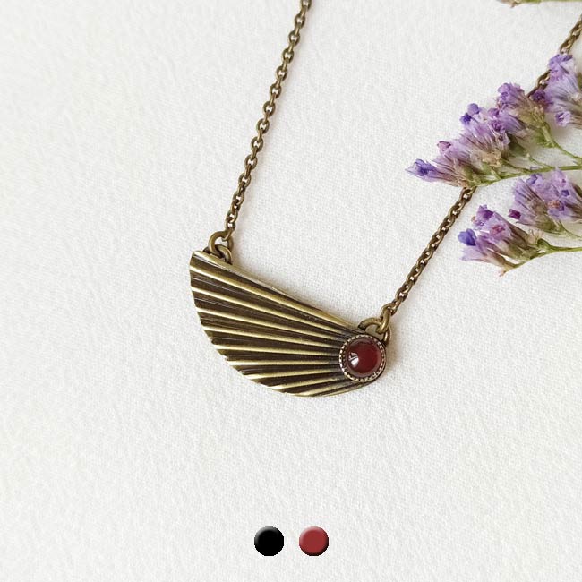 Collier-bronze-de-créateur-fantaisie-pierre-rouge-fait-main-à-Paris