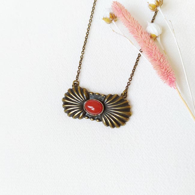 Collier-bronze-fantaisie-de-créateur-coquillage-pierre-rouge-fait-main-à-Paris