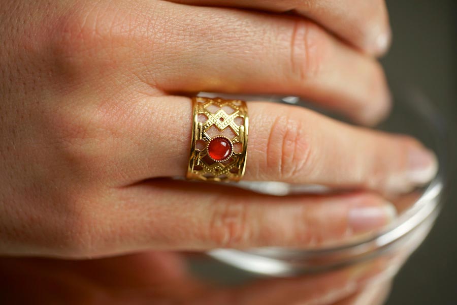 Bague-fantaisie-de-créateur-en-or-avec-une-agate-rouge-fait-à-la-main