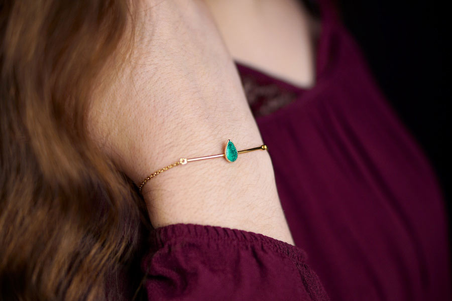 Handmade-costume-fashion-bracelet-for-women-in-gold-with-green-cold-enamel