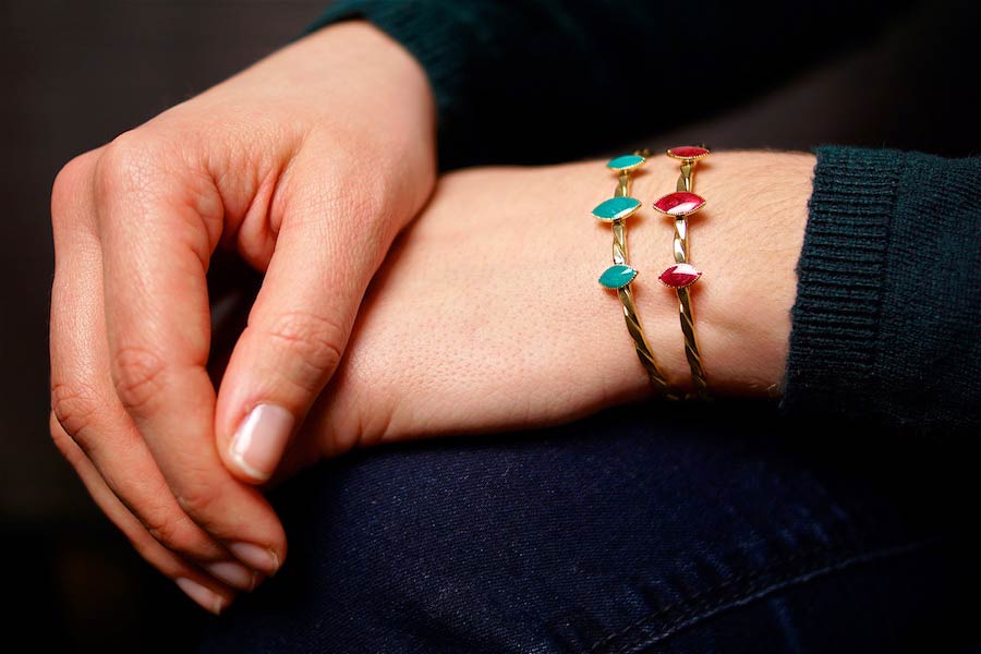 Bracelet-jonc-fantaisie-de-créateur-en-or-avec-de-l-email-fait-à-la-main-à-Paris