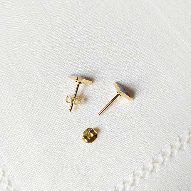 Customed-handmade-gold-stud-earrings-for-women-with-enamel-made-in-France