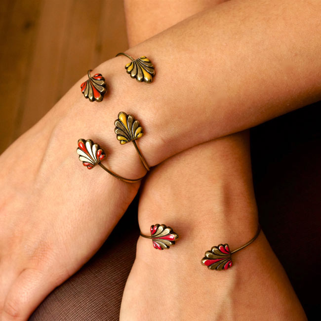 Bracelet-jonc-fantaisie-de-créateur-pour-femme-bronze-email-jaune-fait-main-à-Paris