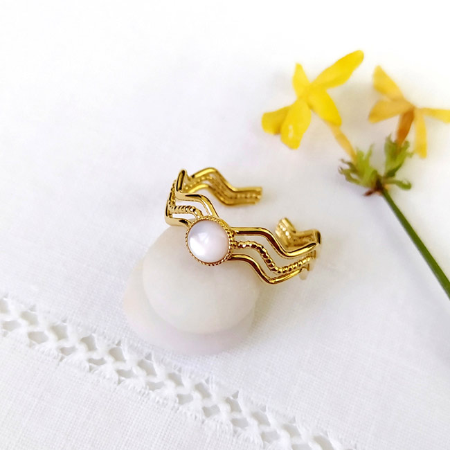 Customed-handmade-fashion-gold-ring-for-women-with-white-gemstone-handcrafted-france