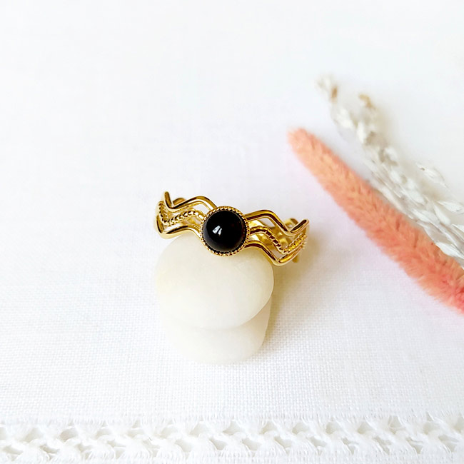 Customed-handmade-fashion-gold-ring-for-women-with-black-gemstone-handcrafted-france