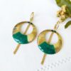 Boucles-d-oreilles-bijoux-fantaisie-de-créateur-pour-femme-vert-artisanal-fait-à-Paris