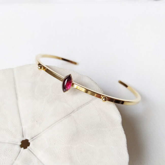 Handmade-gold-plated-bangle-bracelet-for-women-with-plum-gemstone-made-in-France