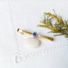 Bijoux-fantaisie-de-créateur-broche-doré-avec-noeud-bleu-fait-main