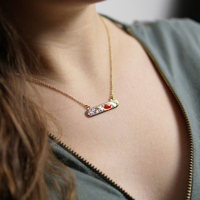 Bijoux-fantaisie-de-créateur-pour-femme-en-or-collier-avec-email-rouge-fait-à-Paris