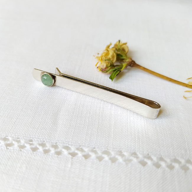 Customed-handmade-silver-plated-tie-clips-for-men-with-a-green-gemstone-made-in-France