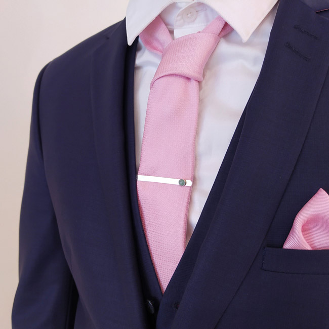 Accessoires-pince-à-cravatte-pour-homme-argent-avec-pierre-verte-fait-main-en-France