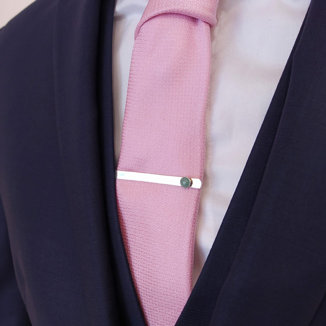 Accessoires-pince-à-cravatte-pour-homme-argent-avec-pierre-verte-fait-main-à-Paris