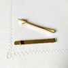 Accessoires-pince-à-cravatte-pour-homme-doré-avec-pierre-fait-main-en-France
