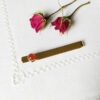 Accessoires-pince-à-cravatte-pour-homme-doré-avec-pierre-rouge-fait-main-en-France