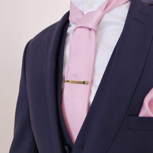 Accessoires-pince-à-cravatte-pour-homme-doré-avec-pierre-verte-fait-main-en-France