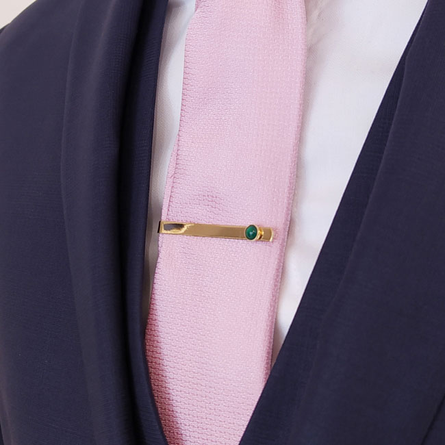 Accessoires-pince-à-cravatte-pour-homme-doré-avec-pierre-verte-fait-main-à-Paris